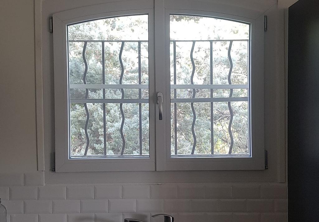 fenêtre avec barreau