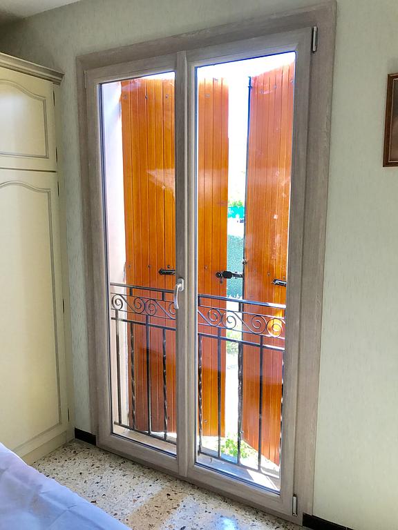 Porte fenêtre et volet en bois