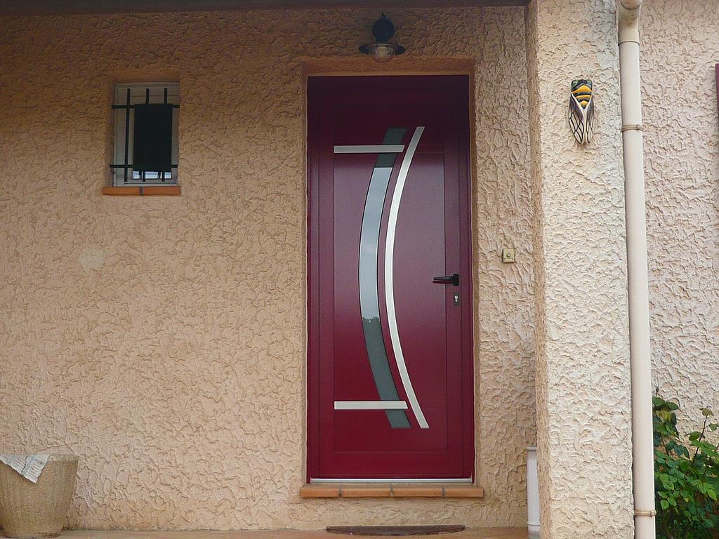 porte d'entrée rouge bordeaux