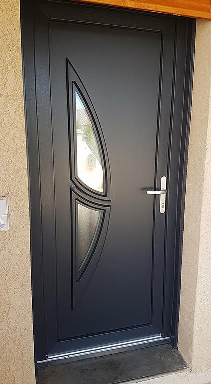 porte  d'entrée et vitre design noire