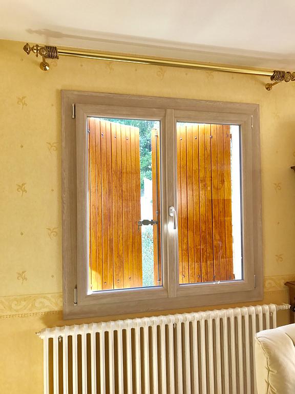 fenêtre et volet en bois