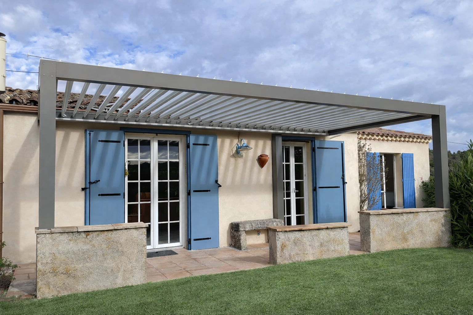 Pergola bioclimatique OMBRISUN
#PergolaBioclimatique #IsolConfort #Volx #manosque #AménagementExtérieur #ConfortChezSoi #alpesdehauteprovence #terrasse