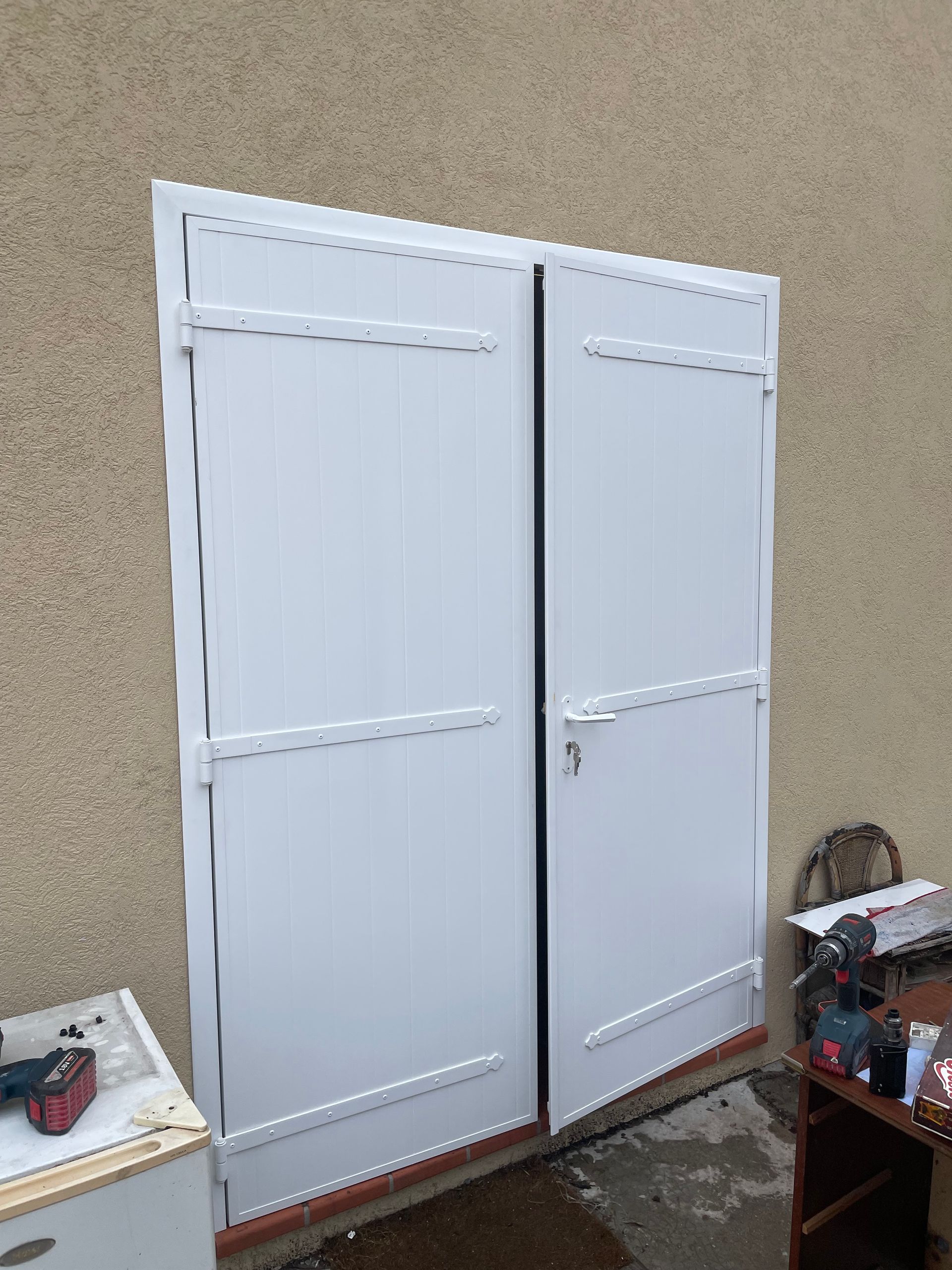 Installation d'un volet battant sur-mesure en aluminium 