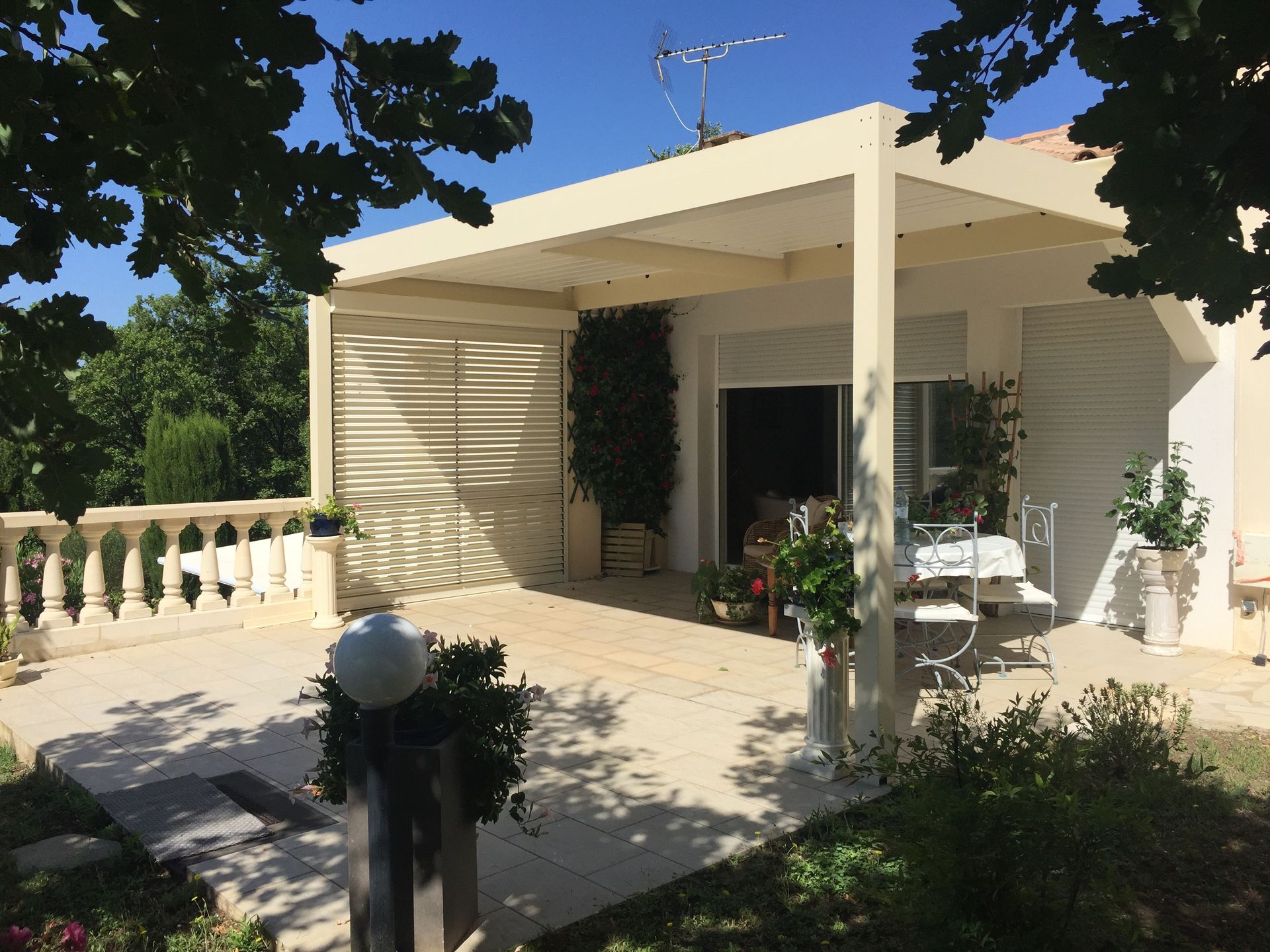 Pergola bioclimatique à lames orientables, à Pierrevert