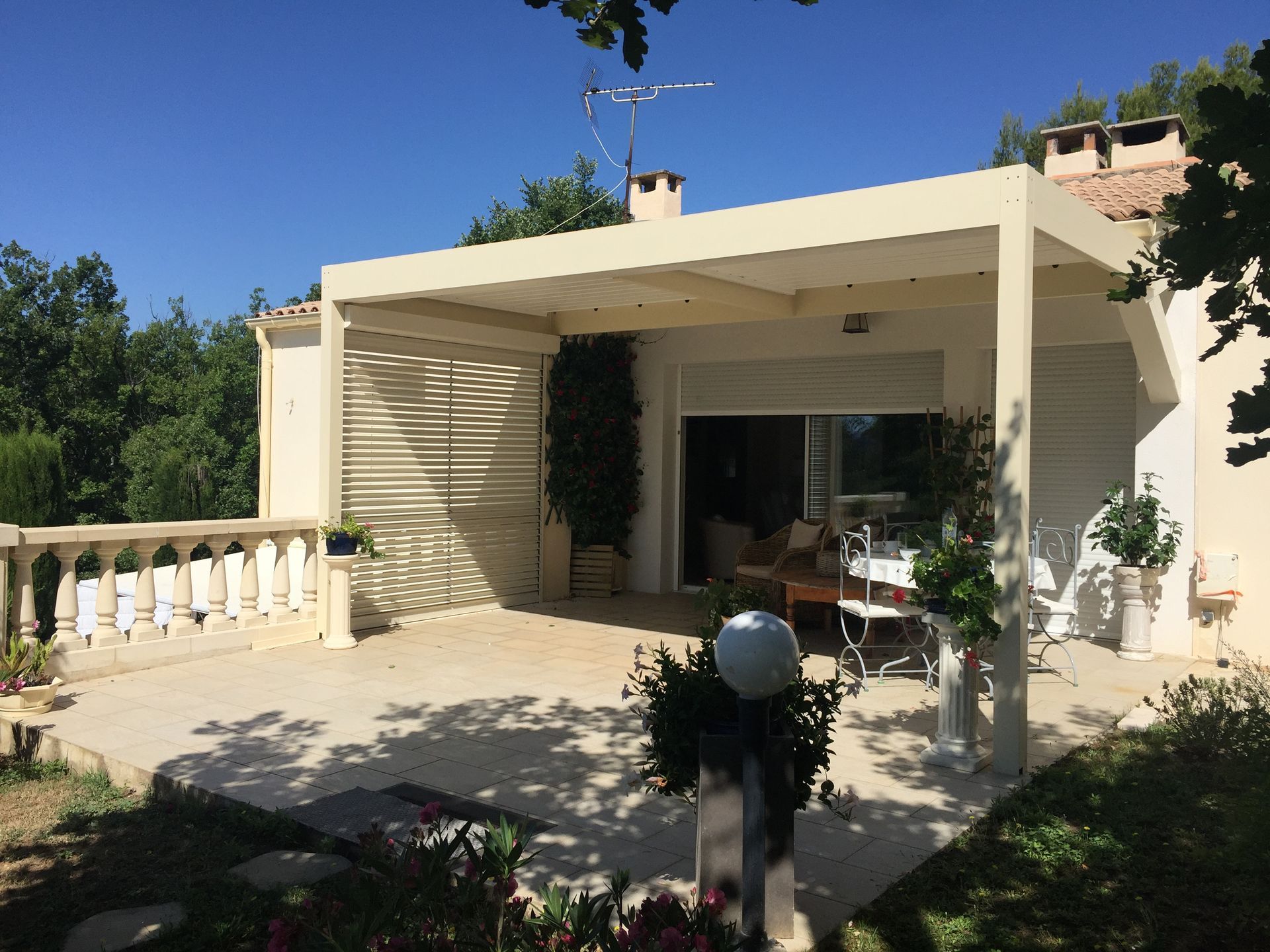 Pergola bioclimatique à lames orientables, à Pierrevert