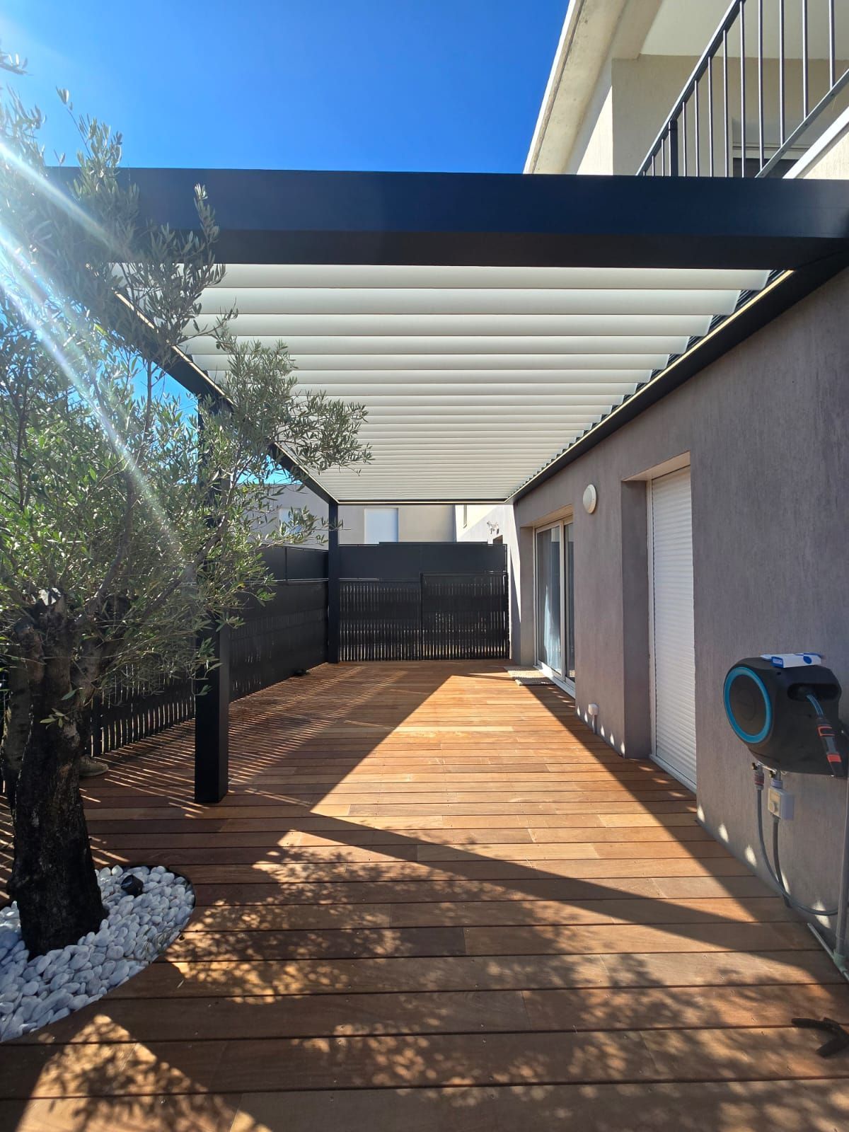 Installation d'une pergola bioclimatique OMBRISUN 