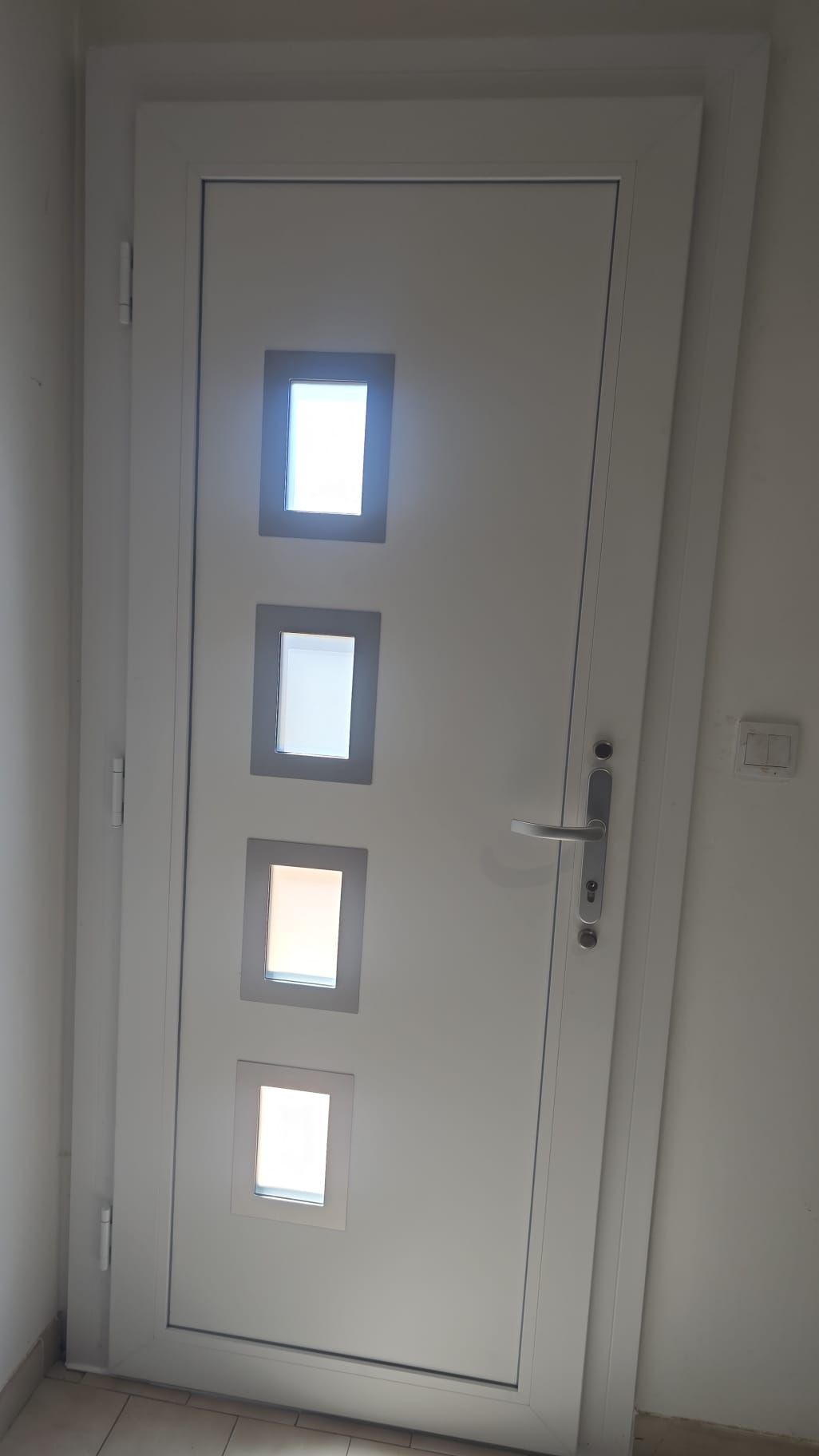 Installation d'une porte d'entrée sur-mesure en PVC 