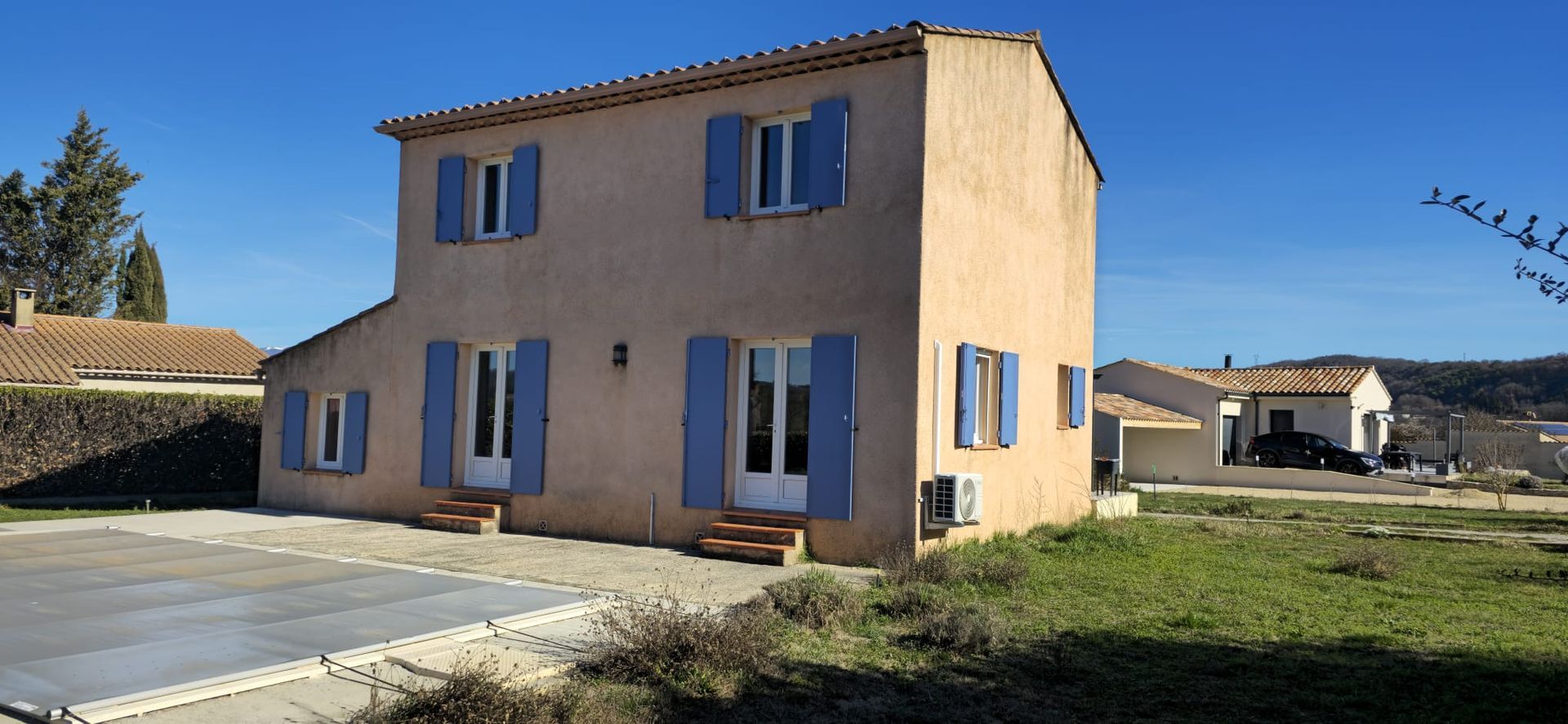 Pose de volets battants sur-mesure en aluminium