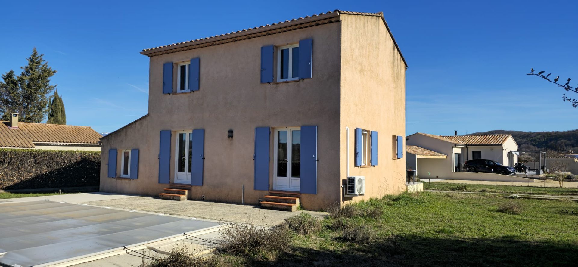 Pose de volets battants sur-mesure en aluminium