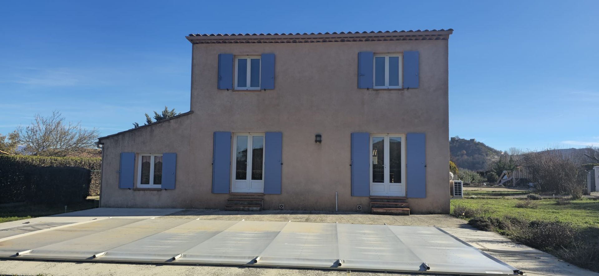 Pose de volets battants sur-mesure en aluminium