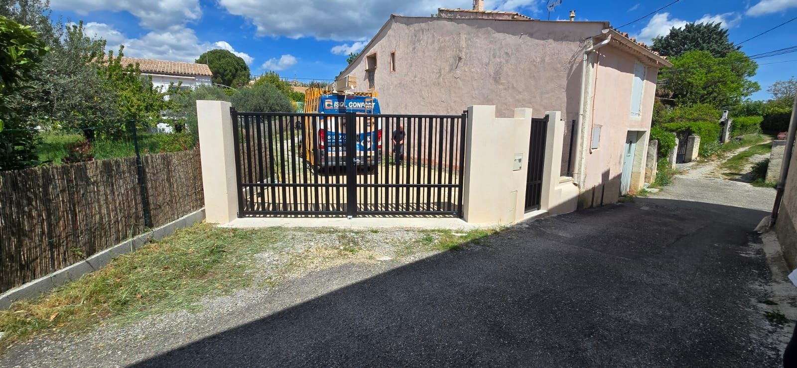 Installation d’un portail aluminium sur‑mesure avec portillon intégré – robustesse, sécurité et design moderne – réalisation Isol Confort