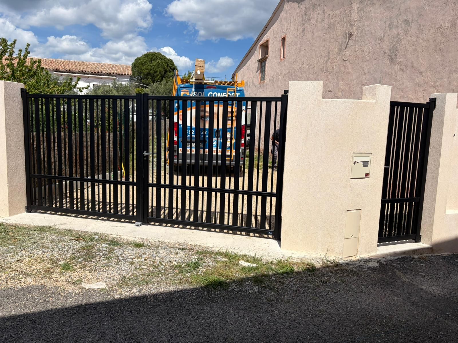 Installation d’un portail aluminium sur‑mesure avec portillon intégré – robustesse, sécurité et design moderne – réalisation Isol Confort