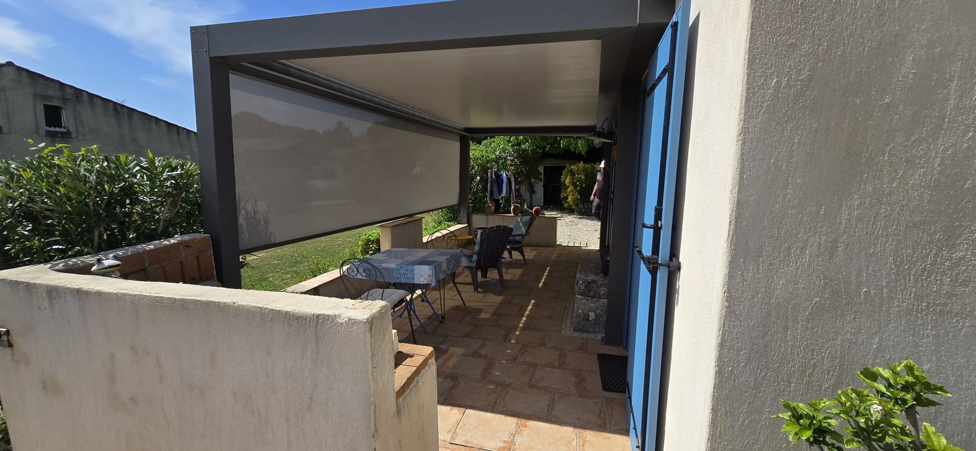 Pergola bioclimatique Ombrisun avec store zip solaire 