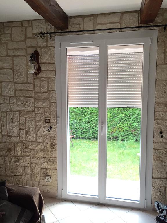 fenêtre et voilet store