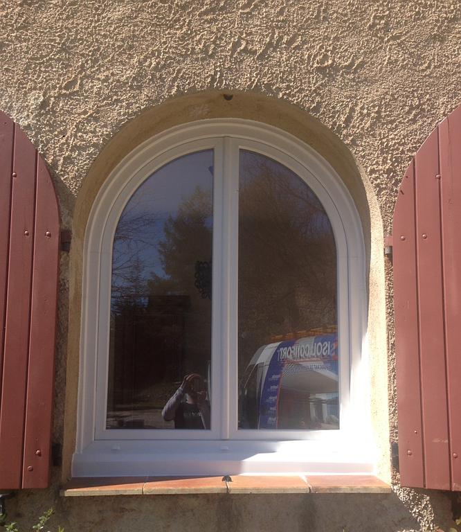 fenêtre à haut rond