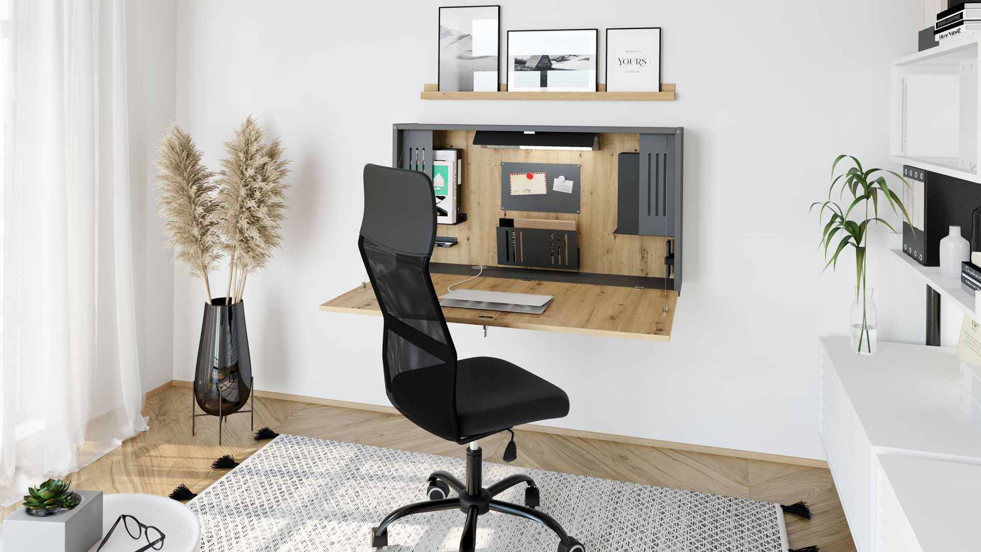 Helles Heimbüro mit schwarzem Schreibtischstuhl, wandmontiertem Schreibtisch und Laptop in einem minimalistischen Raum.