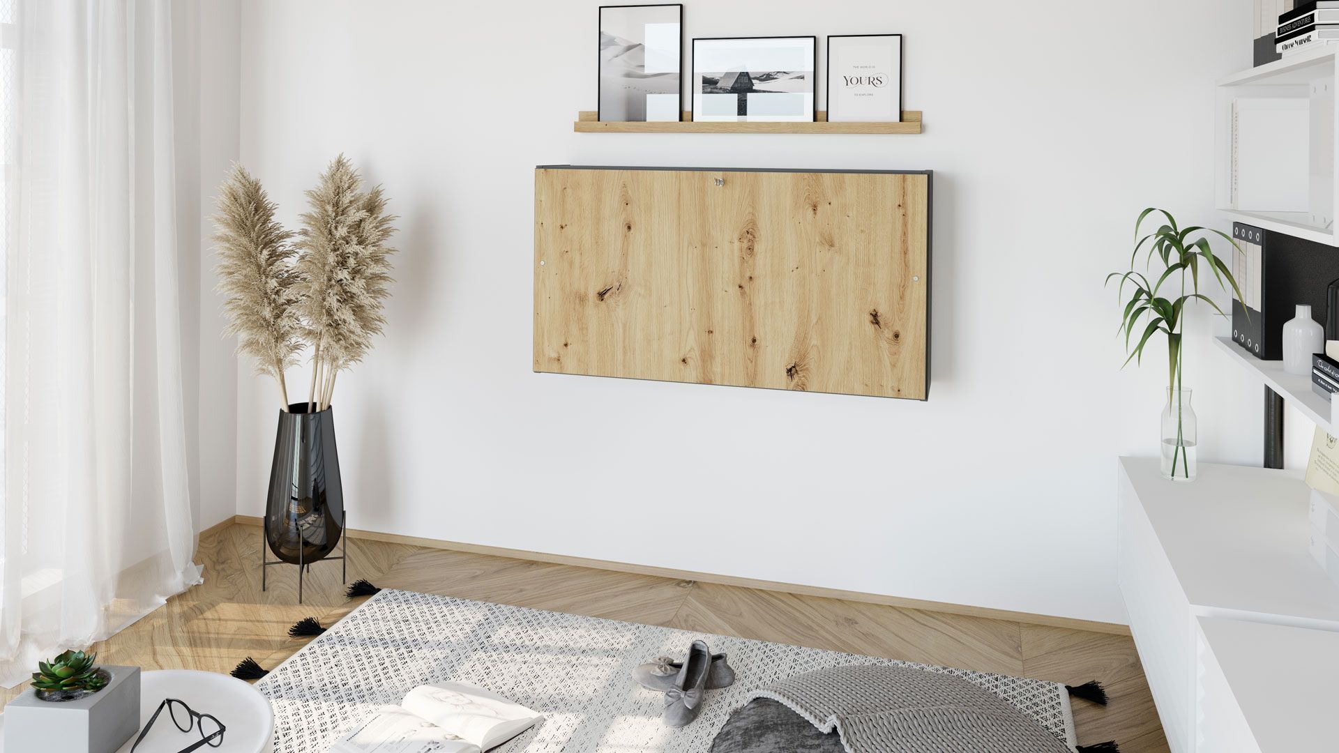 Minimalistisches Wohnzimmer mit weißen Wänden, einem hölzernen Wandregal, einer schwarzen Vase, getrocknetem Gras, einem Teppich und Zimmerpflanzen.