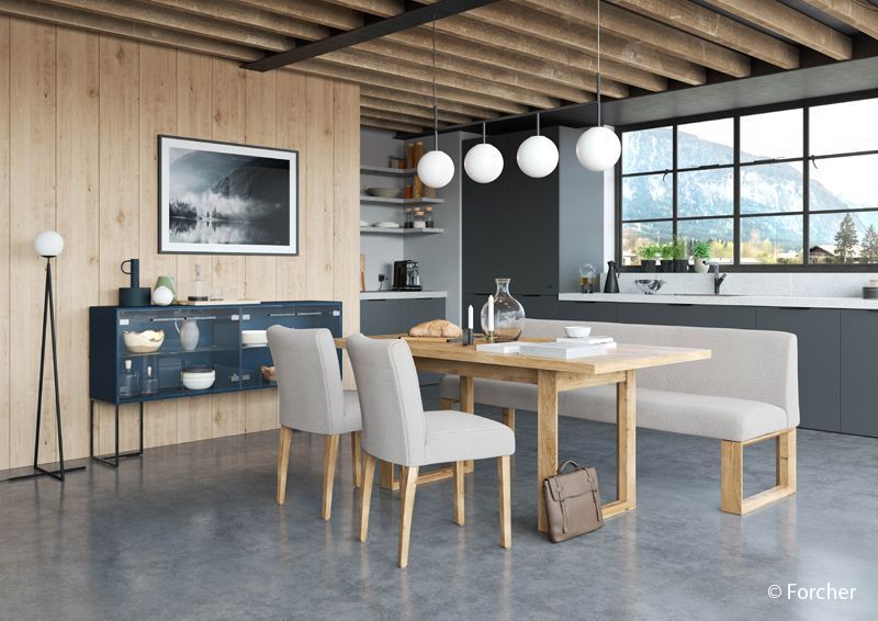 Modernes Esszimmer mit Holzwänden, rundem Tisch, Bank, Stühlen, Pendelleuchten und großem Fensterblick