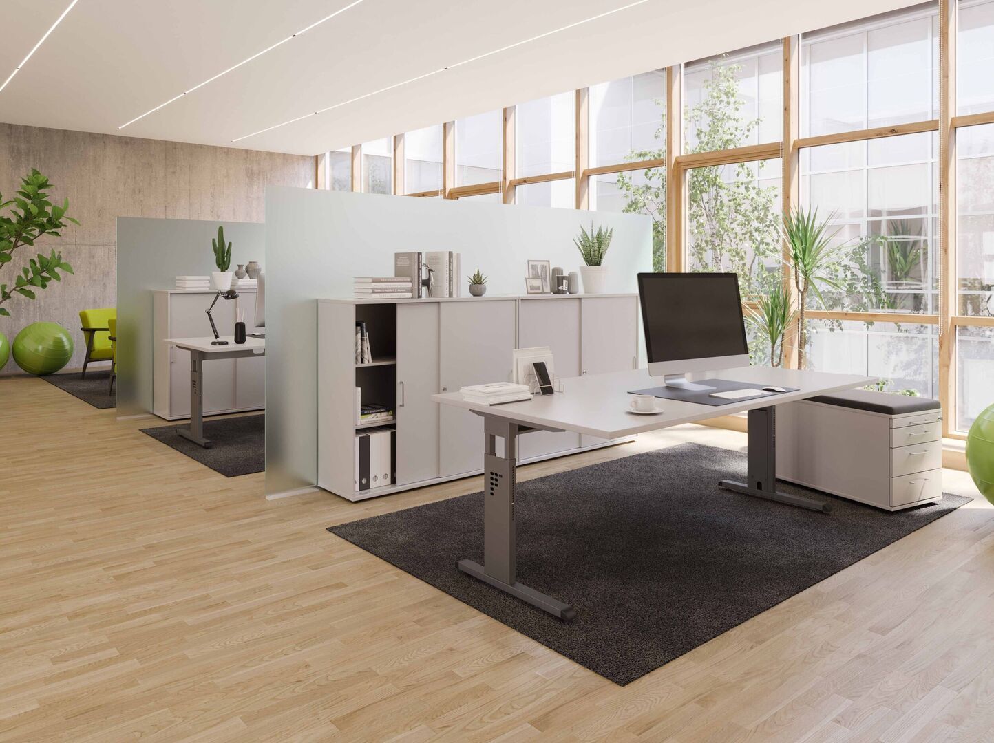 Modernes Heimbüro mit großen Fenstern, weißem Schreibtisch, Computer, Regalen und Pflanzen auf hellem Holzboden