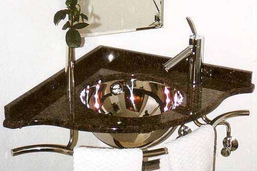 Ein Marmor Badezimmerwaschbecken mit einer Edelstahlschüssel und einem Spiegel darüber.