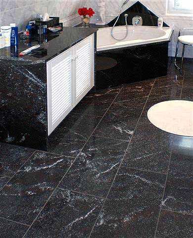 Ein Badezimmer mit schwarzen Marmorfliesenböden und einer Badewanne