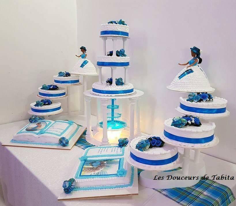 Présentoir à gâteaux avec des gâteaux bleus et blancs, à étages et décorés de figurines.