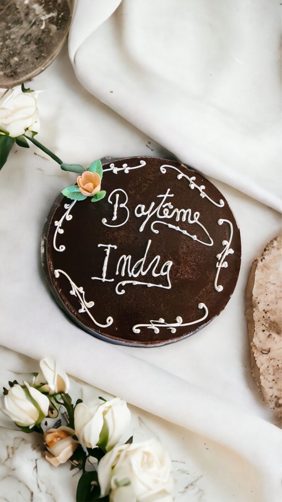 Gâteau au chocolat avec l'inscription blanche