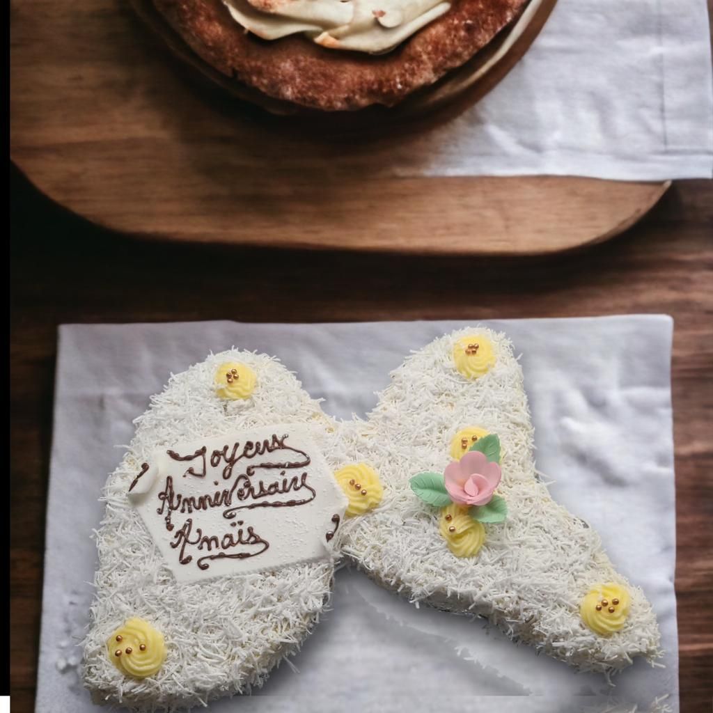 Gâteau en forme de noeud avec flocons de noix de coco et texte