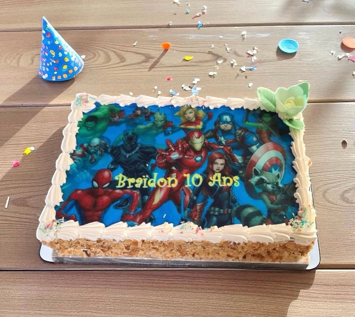 Gâteau d'anniversaire sur le thème des super-héros