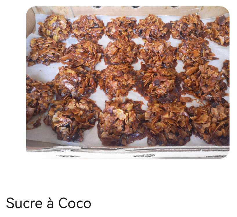 Biscuits, éventuellement à la noix de coco, disposés sur du papier sulfurisé dans une plaque à pâtisserie.