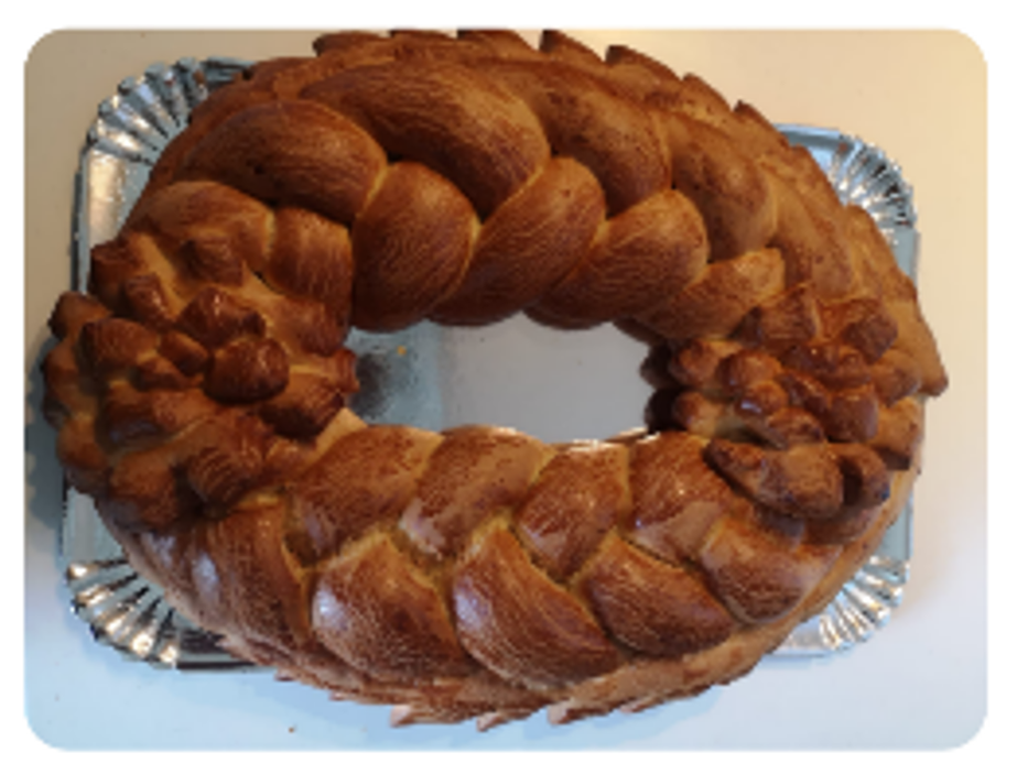 Anneau à pain tressé, brun doré sur un plateau en argent.