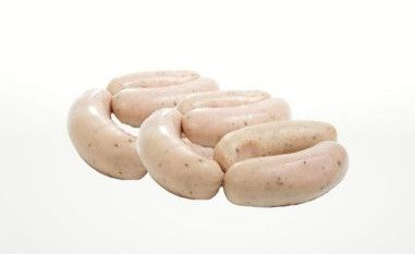 Saucisses blanches disposées sur un fond clair.