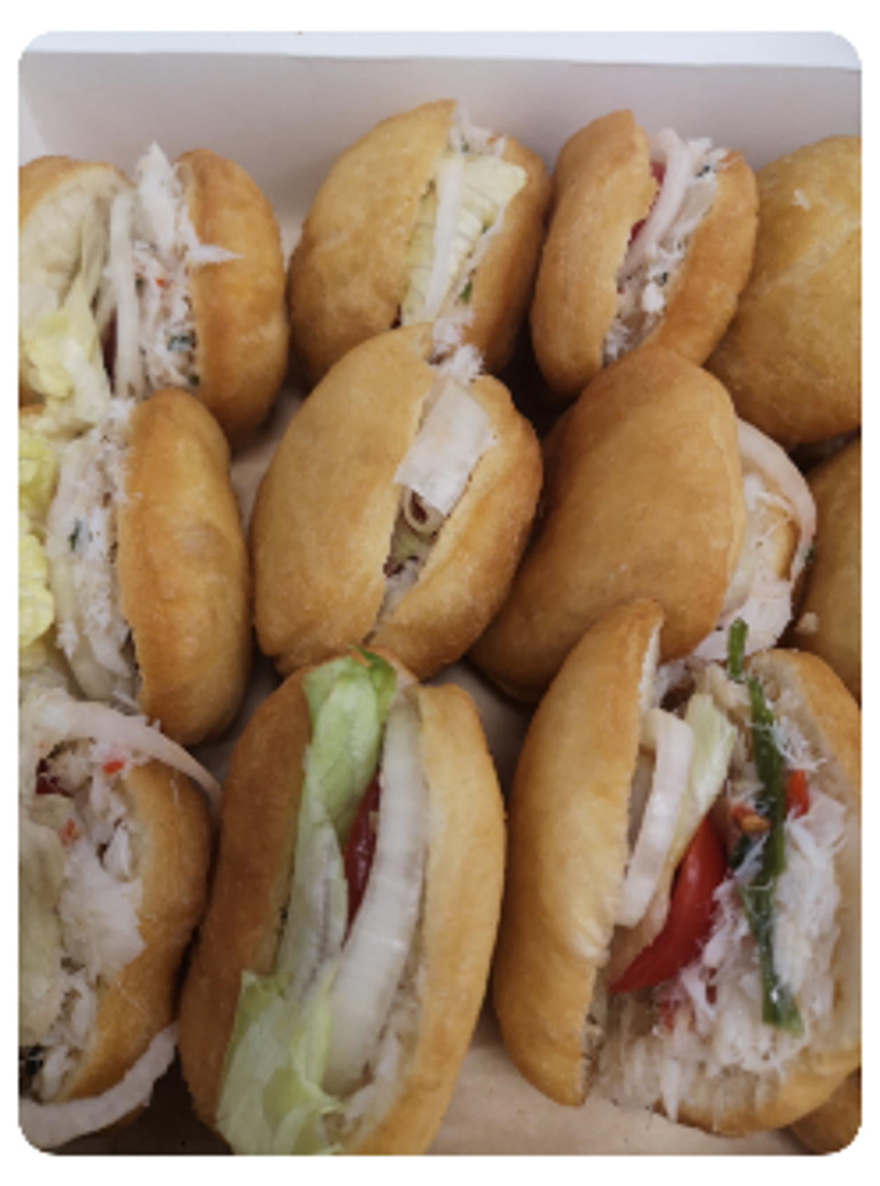 Sandwichs au pain frit garnis de salade, de légumes et de chair de crabe.