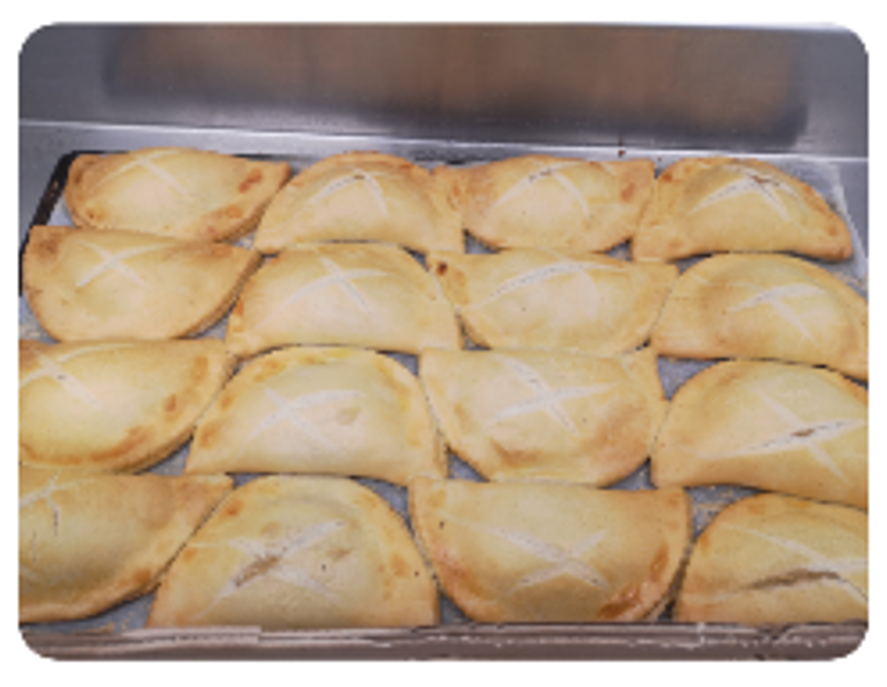 Plateau d'empanadas dorées cuites au four.