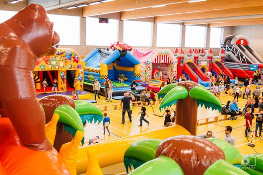 Der Hüpfburgexperte Hüpfburgen mit Rutsche