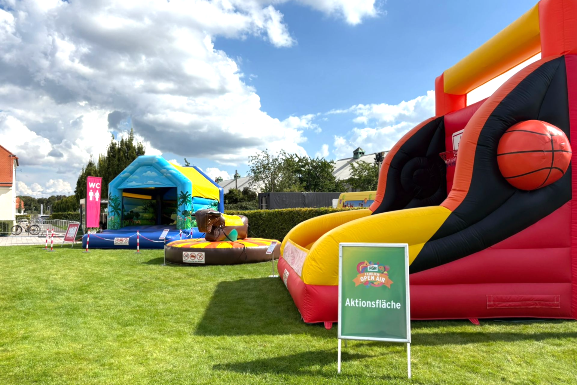 Clown macht Ballontiere