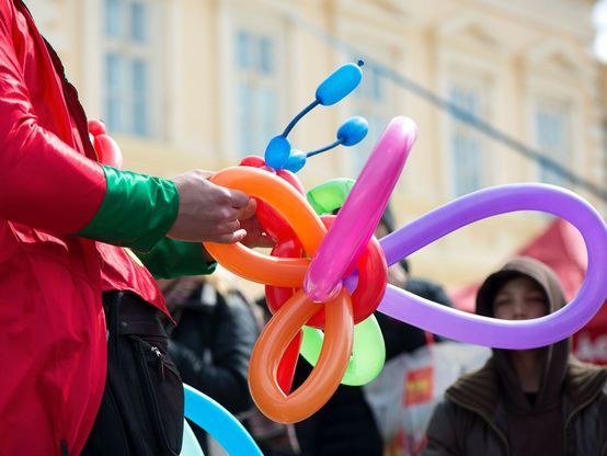 Clown macht Ballontiere