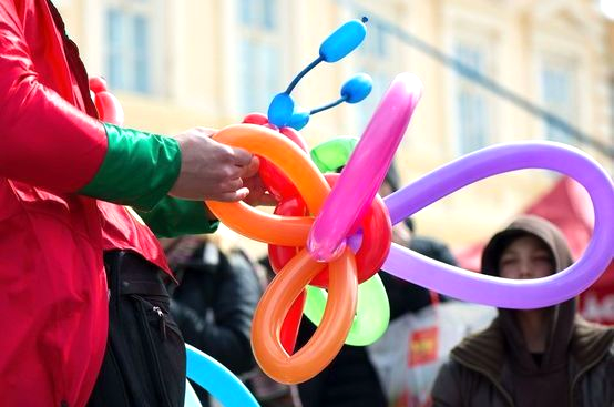 Clown macht Ballontiere