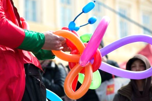 Clown macht Ballontiere