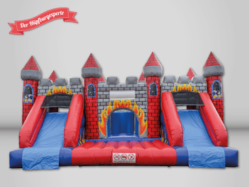 Eine große Hüpfburg mit Rutsche und Wasserrutsche