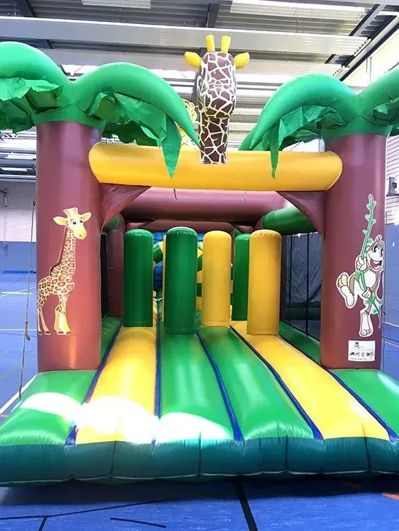 Ein Hüpfburg mit einer Giraffe darauf