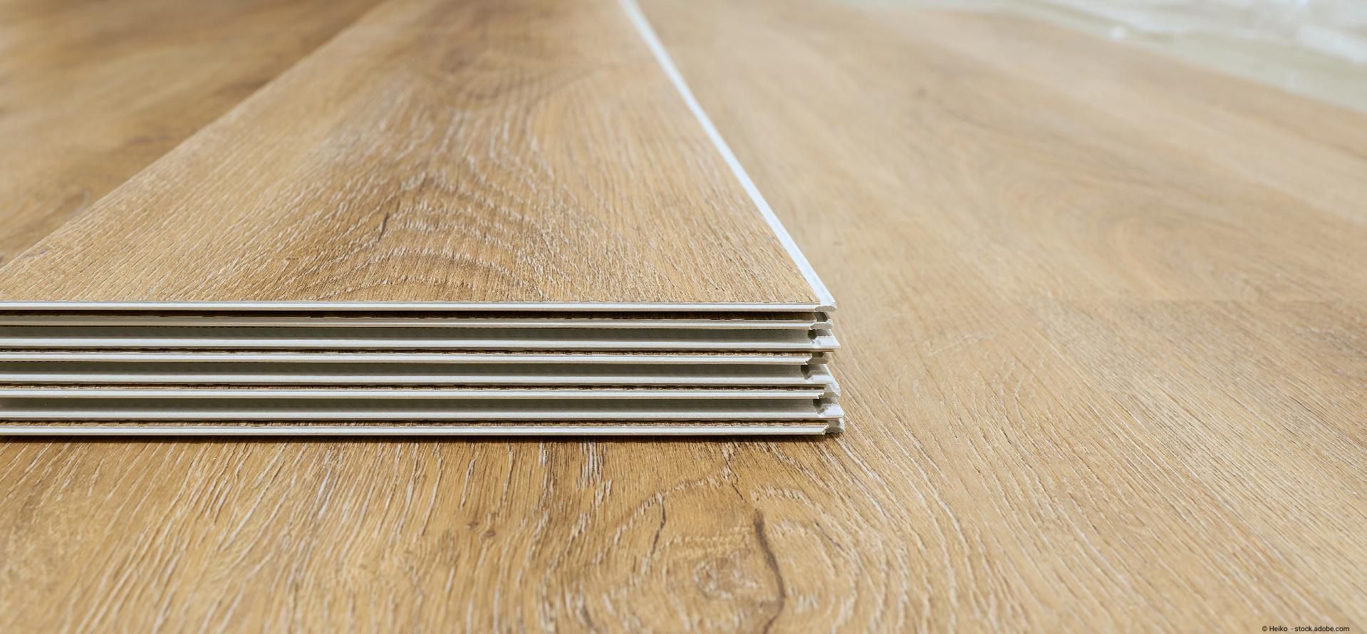 Aufeinander gestapelter und bereits verlegter Klick-Laminat in einem Eiche-Ton