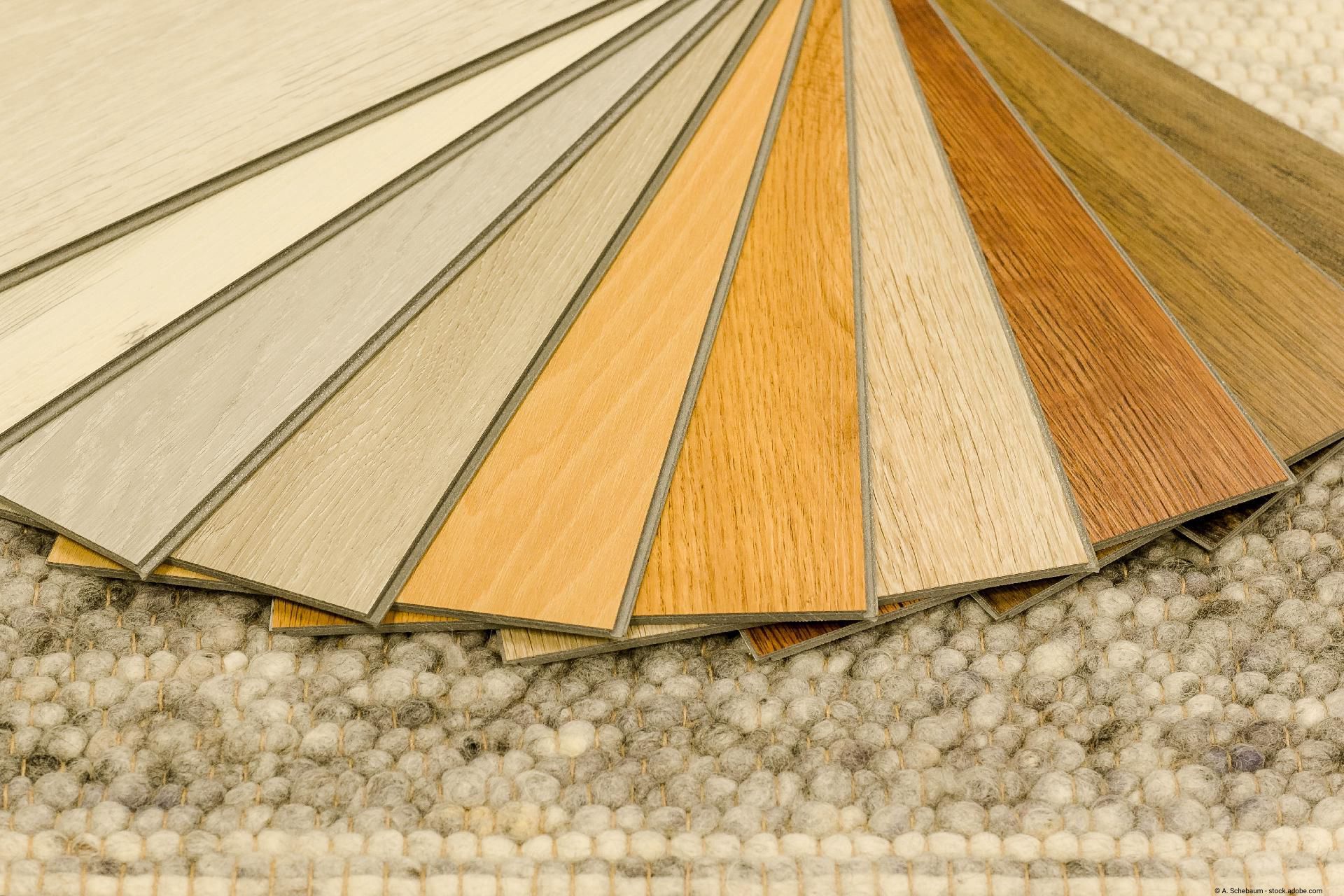Verschiedene Holzmuster für den Fußboden auf einem Teppich