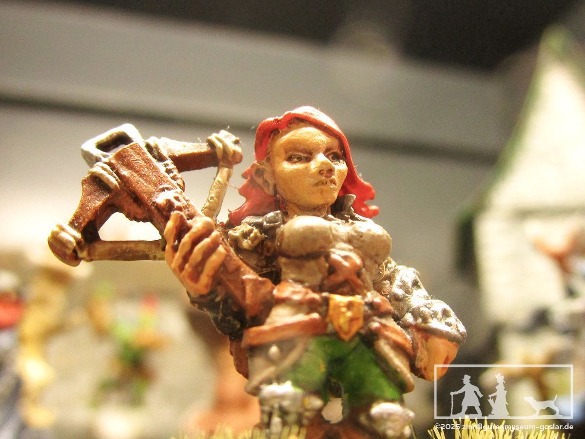 Handcolorierte Spielfigur der Zwergin Kara Foehunter aus Weißmetall