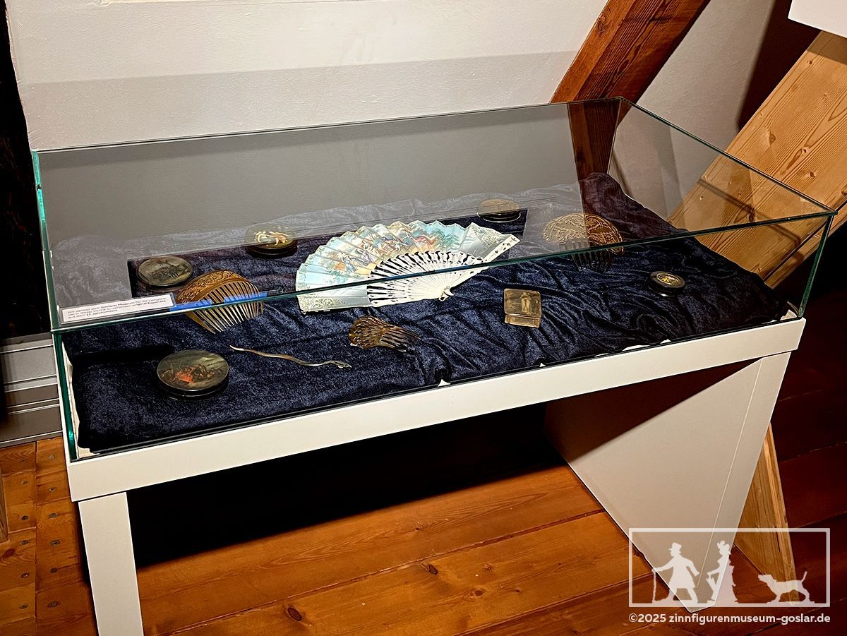 Vitrine mit Leihgaben des Goslarer Museum.