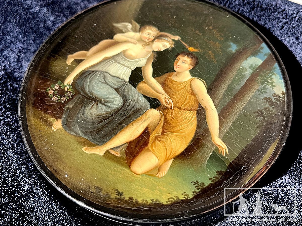 Bemalter Deckel einer Puderdose.