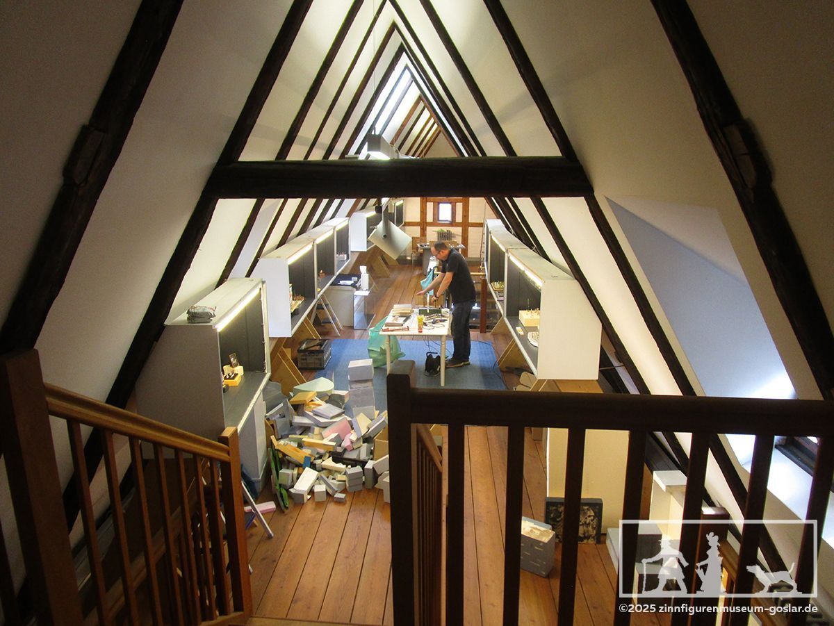 Blick von der Empore in den Ausstellungsbereich