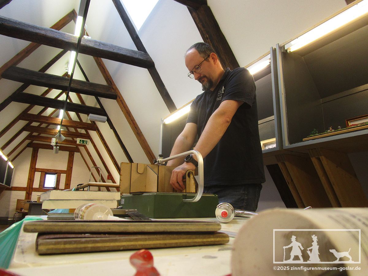 Patrick Kruse beim Zuschnitt von Sockeln für die Platzierung der Exponate in den Ausstellungsvitrinen.