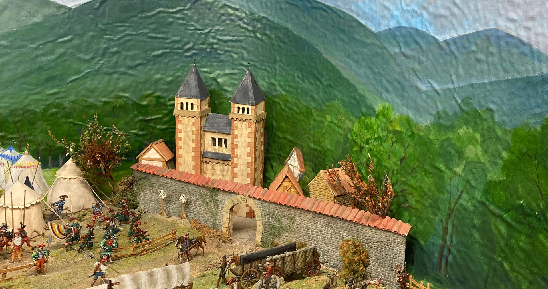 Eine Statue eines Mannes, der in einer Höhle steht.