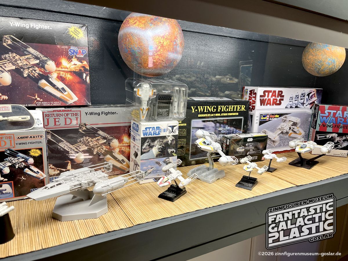Bausätze von MPC (1983) über Finemolds (Japan, 2007) und Bandai (Japan, 2016) bis Revell im Vergleich. Die Bausätze wurden zur objektiven Vergleichbarkeit nicht bemalt (Out of the Box).